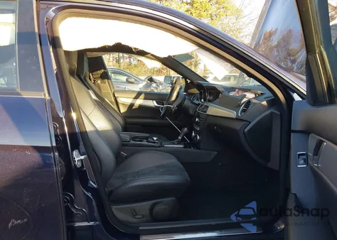 2013 Mercedes-Benz C 63 Amg z USA, uszkodzony, nr VIN WDDGF7HB3DA838251